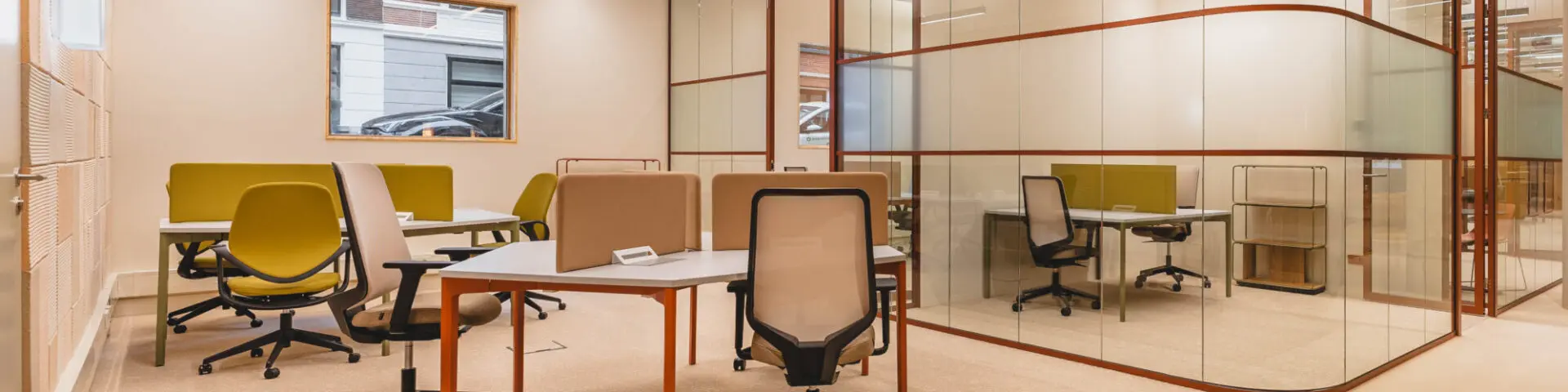 Igluu DenHaag Zeestraat Kantoor Small CoWorking02 scaled e1741015268953 1920×480